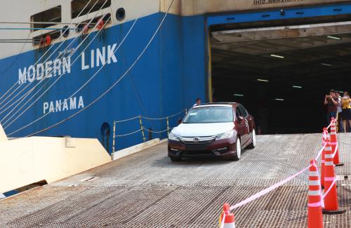 Ô tô được vận chuyển bởi tàu RORO mang tên Modern Link tại cảng Hải Phòng. Ảnh: Lâm Khánh - TTXVN